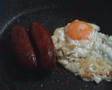 Hombre friendo huevo con chorizo
