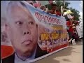 BANGKOK - Premier Samak Sundaravej van Thailand moet aftreden. Dat is het gevolg van een uitspraak dinsdag van het Constitutioneel Hof. Volgens de rechters heeft Samak de grondwet overtreden, doordat hij op een Thaise televisiezender een kookprogramma presenteerde. ANP Video © Reuters