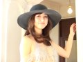 ビキニとシースルの衣装を羽織ってソファの上でセクシーポーズ