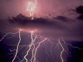 Кистью Творца созданы небеса,Небо и земля созданы Его рукой.Я благодарю Тебя, мой Господь,Мой Господь и славлю я Тебя!припев:Краски Твои созданы из любвиИ душа моя лишь живёт Тобой.Мне подарил этот прекрасный мирБлагодать Твоя, Господи, надо мной.Всё я отдам, что получил от Тебя.Мой Господь, Тебе я принадлежу теперь.Я благодарю Тебя, мой Господь,Мой Господь и славлю я Тебя.если хичите скочать ету песню идите на: fleita.com