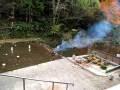 videos de Wood Burning Torch in River at Kibune