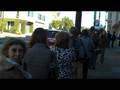 videos de Mary waits in line
