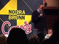 Johan Rheborg talar med n�gra kvinnor fr�n skatteverket