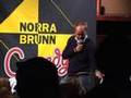 Johan Rheborg talar med några kvinnor från skatteverket