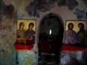www.neromylos-nikola.grΑγία Θεοδώρα Βάστα Αρκαδίας. Μνημείο και μαρτυρία μιας άλλης εποχής. Η διαδρομή σας αποζημιώνει απλόχερα με τα ειδυλλιακά τοπία που σας προσφέρει. Όσο πιο πολύ πλησιάζει κανείς τόσο πιο έντονα ακούγεται το βουητό των νερών που αναβλύζουν από τα θεμέλια της εκκλησίας και το μυστήριο του μύθου κάνοντας τον να αισθάνεται δέος μπροστά στο θέαμα που αντικρύζει.Το θαύμα απλώνεται μπροστά στα μάτια σας, κλειδώνοντας τα λόγια. Δεκαεπτά πελώρια δένδρα ξεπηδούν από τη στέγη της, ενώ από τα θεμέλιά της αναβλύζουν τα νερά ενός κεφαλαριού. Γιορτάζει στις 11 Σεπτεμβρίου. Χιλιάδες προσκυνητές επισκέπτονται το εκκλησάκι όλο το χρόνο για να προσκυνήσουν και να θαυμάσουν αυτό το μοναδικό σύμπλεγμα, ένα ανεξήγητο θαύμα της φύσης που κυριαρχεί στο γαλήνιο αυτό τοπίο.
