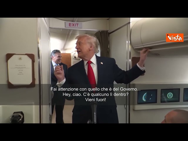 Trump bussa alla porta del bagno sull'Air Force One: "C’è qualcuno lì dentro? Vieni fuori"