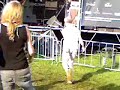 Oude man probeert te jumpen (?)