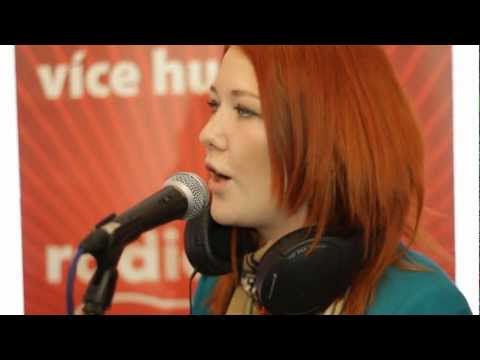 debbi - Zpěvačka DEBBI se proslavila v české talentové soutěži právě kouskem od zpěvačky MACY GRAY a I TRY. Podívejte se, jak tuto píseň zazpívala unplugged na radiu...