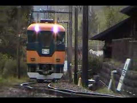 大井川鉄道　雨の中を行く近鉄電車