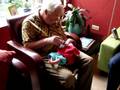 videos de opa Hans geeft de fles
