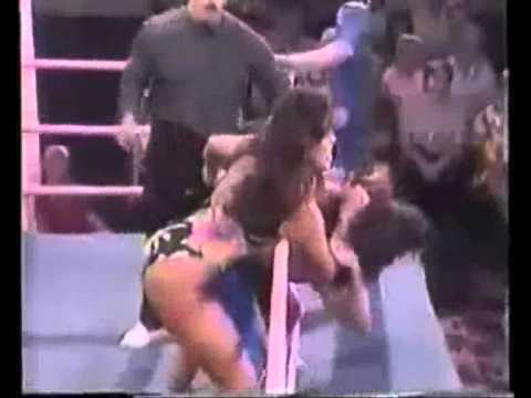 women wrestling