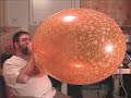 Un ballon lui eclate a la gueule