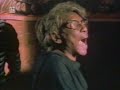 Die Schwarzen besannen sich auf die Quellen aus denen der Jazz entstanden ist. Die Spirituals und der Blues. Den Soul-Charakter dieser Musik können nur die Schwarzen ausdrücken. Und diese spezielle Fähigkeit wurde jetzt nicht mehr als Handicap sondern vielmehr als Qualität und Auszeichnung verstanden. Die Erkenntnis, dass sie Wurzeln haben, die einen wertvollen Besitz und keine Schande darstellen, ist vielleicht eine der tief greifensten Veränderungen im Bewusstsein der schwarzen Bevölkerung. Der Jazz, den die Schwarzen jetzt spielten wurde Hardbob genannt und die Musik war wieder wilder und rauer geworden als im Cool Jazz. Durch das erwachende politische Bewusstsein der Musiker entstanden im Hardbob erstmals Stücken, die offen zu gesellschaftlichen Probleme Stellung nahmen. Schwarzer Nationalismus, Freiheit und die Forderung nach Gleichberechtigung. Diese Themen tauchten jetzt immer wieder und immer häufiger in der Musik auf. Die Geschichte des Jazz Barkeeper: Berth Wesselmann Musiker: Rich Laughlin (Trompete), Stephan Maaß (Percussion), Johannes Prischl (Saxophon / Flöte), Roland Punzenberger (Schlagzeug), Thomas Schwaiger (Keyboards), Henning Sieverts (Bass), Uli Widenhorn (Gitarre) Musikalische Beratung: Joachim Gerndt Schnitt : Olga Barthel Redationsassistenz: Monika Buscher Produktion: Werner O. Feißt Buch, Realisation, Redaktion: Frank Haase