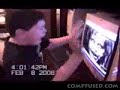 Niño asustado por juego de computadora