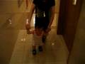videos de Astin is walking in a lift lobby