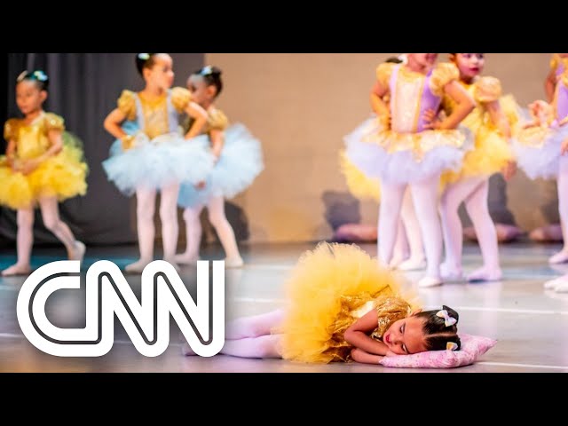 Criança dorme durante apresentação de balé | LIVE CNN