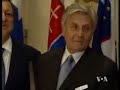 Jedna za drugom evropske vlade, ne čekajući zajedničku, evropsku akciju, preduzimaju mere davanja bilo direktne finansijske injekcije posrnulim bankama, bilo dajući garancije svojim gradjanima kako su im štedni ulozi sigurni ...