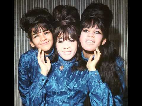 The Ronettes – Walking In The Rain 
