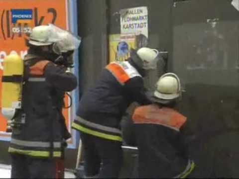 BF - Dokumentation über die Feuerwehr (BF Hamburg). Im Mittelpunkt steht dabei die Feuer-und Rettungswache Hamburg Altona.