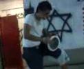 אני מנגן על הדרבוקה:)