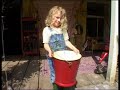 Kiki schrobt de stoep