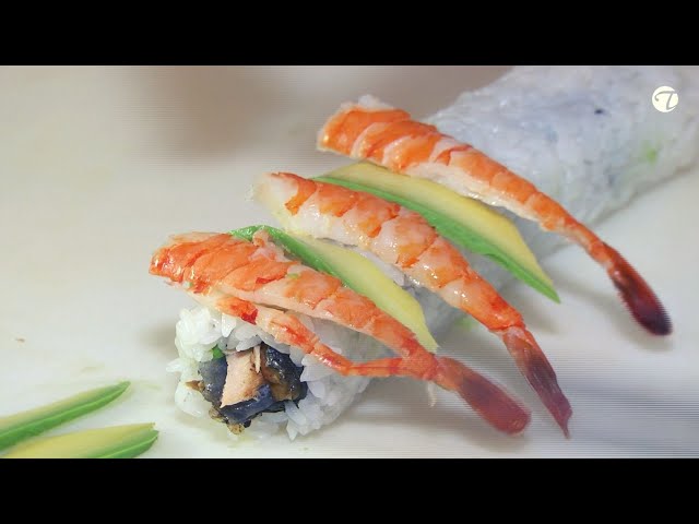 Sushi - Gebratene Lachshaut mit Garnelen und Avocado