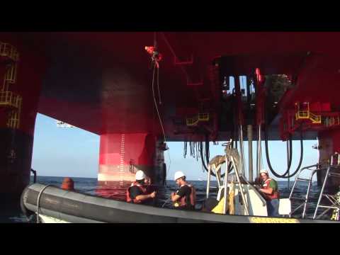 Subieron a una plataforma petrolera para protestar en medio del mar