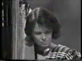 Het is 1987.  Op de vooravond van de oprichting van de eerste Vlaamse commerciële TV-zender VTM (1989) pakt de toenmalige BRT uit met een grootschalige live-show in samenwerking met de Nationale Loterij: 'Pak De Poen -- De Show van Eén Miljoen'.  Manu en René Verreth, twee acteurs uit het jaren voordien immens populaire 'De Collega's', een mooi gemaakte humoristische serie over het reilen en zeilen van een groep ambtenaren op één of ander ministerie, zullen het geheel presenteren.De show wordt een regelrechte ramp: René en Manu Verreth drukken zich uit in een kaduuk soort ambtenarentaal, de studiolichten vallen uit, knoppen die de kandidaten moeten gebruiken om 'af te drukken' doen het niet, afstandsbestuurde wagentjes voor één van de showproeven worden gestoord door draadloze microfoons, de presentatoren worstelen met de spelregels én dus ook met de jury, de in die tijd meer dan beruchte BRT-telefooncentrale toont zich van de meest nukkige kant, en tot overmaat van ramp vergeet René Verreth de naam van Percy...  Percy....    juist, dames en heren!Nadien volgen nog twee afleveringen van de show, maar die worden gepresenteerd door Luc Appermont.  Na drie afleveringen wordt de show afgevoerd.Op de VRT waren tot enkele jaren geleden heel af en toe nog wel eens héél korte fragmenten uit die beruchte show te zien, maar de VRT lijkt het geheel liefst zo vlug mogelijk te willen vergeten.  De originele bandopname van de show zou, althans dat beweren kwatongen, door René en/of Manu ontvreemd zijn uit het archief van de openbare omroep, maar niets is minder waar.  Getuige daarvan de hele uitzending die je nu, 20 jaar na uitzending, hier integraal te zien krijgt.  Zorg dat je niet gestoord kan worden, en go ahead, het is de moeite waard!!