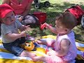 Mica y Anthony en el parque