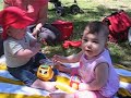 Mica y Anthony en el parque