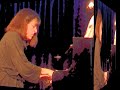 meilleure qualit� et haute d�finition ici: http://www.dailymotion.com/gillesmarceaux/video/x6oaf5_limonaire-de-rien-queneauballesterf_music
le cri de la carpe (ann ballester piano et dominique fonfrede chant) ?film� en concert au triton en septembre 2004 interp�te
limonaire de rien : texte d'ann ballester avec trois petits po�mes de raymond queneau, musique d'ann ballester.
et pour les connaisseurs, un doux parfum de zeuhl...