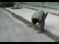 Manolo rompiendo una Guitarrita
