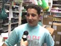 Copa do Mundo é desculpa para se vender qualquer coisa com o tema Brasil. Em 2006 não foi diferente. Em todas as lojas existiam produtos com as cores verde-amarelo.Com imagens de Luis Felipe Pinho e reportagem de Denis Arashiro.Produzido em 2006 para a disciplina de telejornalismo da Universidade Positivo.