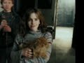 harry, ron et hermione passent le plus de temps ensemble pour essayer d'oublier leur destin. mais harry se retrouve brutalement transport� dans le futur. il y aper�oit hermione beaucoup plus ag�e, accompagn�e d'une fillette. apr�s l'avoir observ� plus longuement, harry se rend compte que la fillette est en r�alit� sa fille et celle d'hermione. l'avenir semble donc radieux pour harry. malheureusement hermione et sa fille ne m�nent pas la vie qu'harry avait imagin� : en effet lui et ron ont �t� tu�s pendant la bataille et hermione s'est retrouv�e seule pour �l�ver sa fille, qui est le seul lien qu'elle a conserv� avec son pass� ...
de retour dans le pr�sent, harry obsserve l'hermione qu'il connait. elle semble si heureuse pour l'instant ...

les clips sont la propri�t� de la warner bros, les personnages de jk rowling