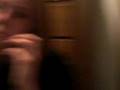 videos de Katie falls off bed