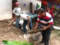 Huanta poniendo las carnes en la pachamanca Huanta poniendo las carnes en la pachamanca