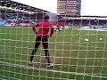 Gerry Ehrmann schie�t Tobias Sippel warm