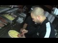 Salaheddine maakt een Marokkaanse pizza bij Kingslize Pizza