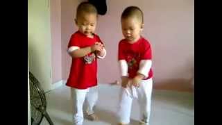 Сладурски Бебета Танцуват Gangnam Style!!!
