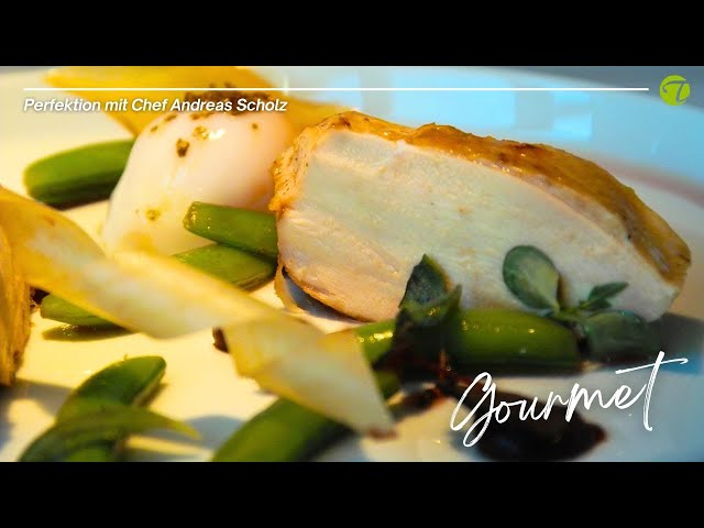 Brust vom Kikokhuhn, sous-vide gegart an Salat von Zuckerschoten und Onsen Ei