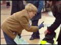Ayudando a un perro a encontrar una calle - Cámara Oculta