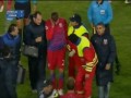 www.libertaddigital.tv Un espectador ha saltado al campo durante el Petrolul Ploiesti-Steaua de la Primera División rumana y ha derribado de un puñetazo en la cabeza al jugador del Steaua George Galamaz.