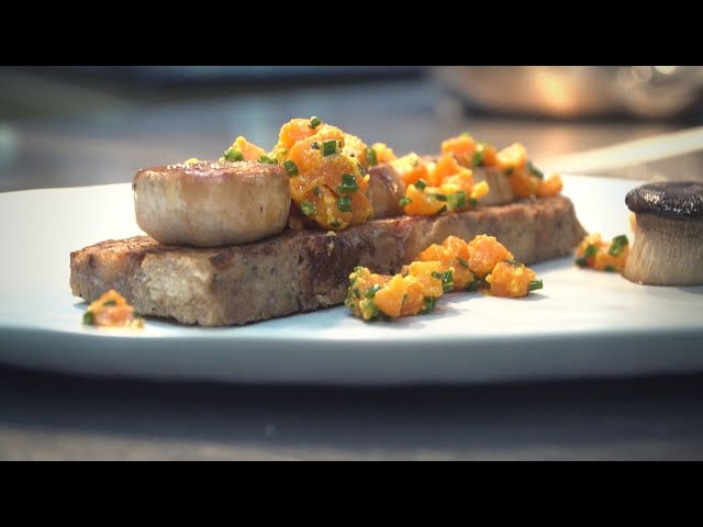 Roastbeef, marinierte Kräuterseidlinge, geräucherte Möhren und Semmelknödel
