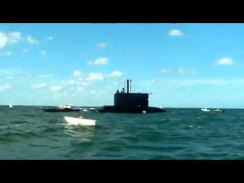 Submarino emergió durante una regata infantil