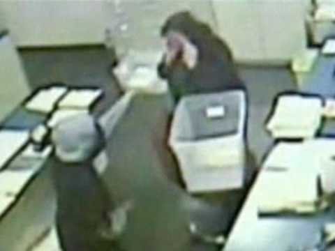 Ladrón se pone a rezar con su víctima en un banco de Estados Unidos