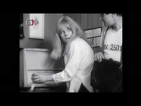 dobře placená procházka - Jiří Suchý a Eva Pilarová zpívají píseň Je dusno a těžko ve filmu Dobře placená procházka (1965, režie: Miloš Forman a Ján Roháč). Toto semaforské představen...