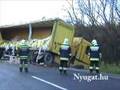 Három kamion karambolja a 86-os úton