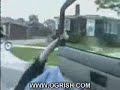 cara caindo do carro