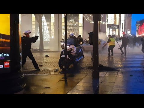 Frankreich: Ausschreitungen bei Gelbwesten-Protest in Paris