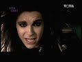Le clip Spring Nicht de Tokio Hotel avec la version orchestrale aux Comet 2007 - la bande sonore cadre presque exactement aux images, normalement =DÜber den Dächern                       Ist es so kaltUnd so still                        Ich schweig deinen NamenWeil du ihn jetztNicht hören willstDer Abgrund der Stadt,                  Verschlingt jede Träne die fällt         Da unten ist nichts mehrWas dich hier oben noch hältRefrainIch schrei in die Nacht für dichLass mich nicht im Stich    Spring nicht !Die Lichter fangen dich nicht              Sie betrügen dich Spring nicht !Erriner dich                             An dich und michDie Welt da unten zählt nichtBitte spring nichtIn deinen AugenScheint alles sinnlos und leer  Der Schnee fällt einsam              Du spürst ihn schon lange nicht mehr    Irgendwo da draussenBist du verloren gegangenDu träumst von dem EndeUm nochmal von vorn anzufangen       RefrainIch weiß nicht wie langIch dich halten kannIch weiß nicht wie langNimm meine HandWir fangen nochmal anSpring nichtRefrainSpring nichtUnd hält dich das auch nicht zurück         Dann spring ich für dichhttp://uundomiel.skyrock.com